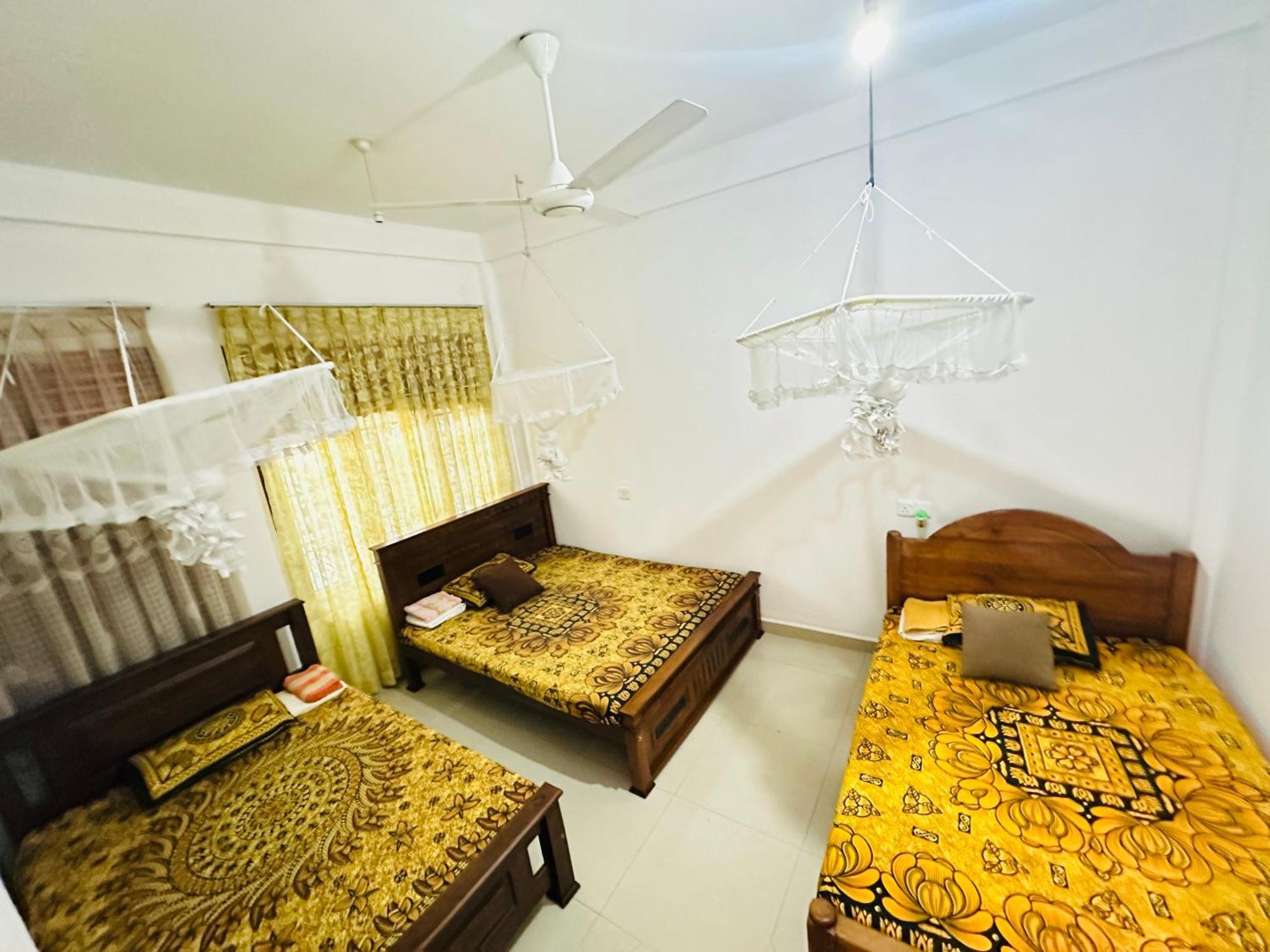 Golden Town Hotel Тангалла Экстерьер фото