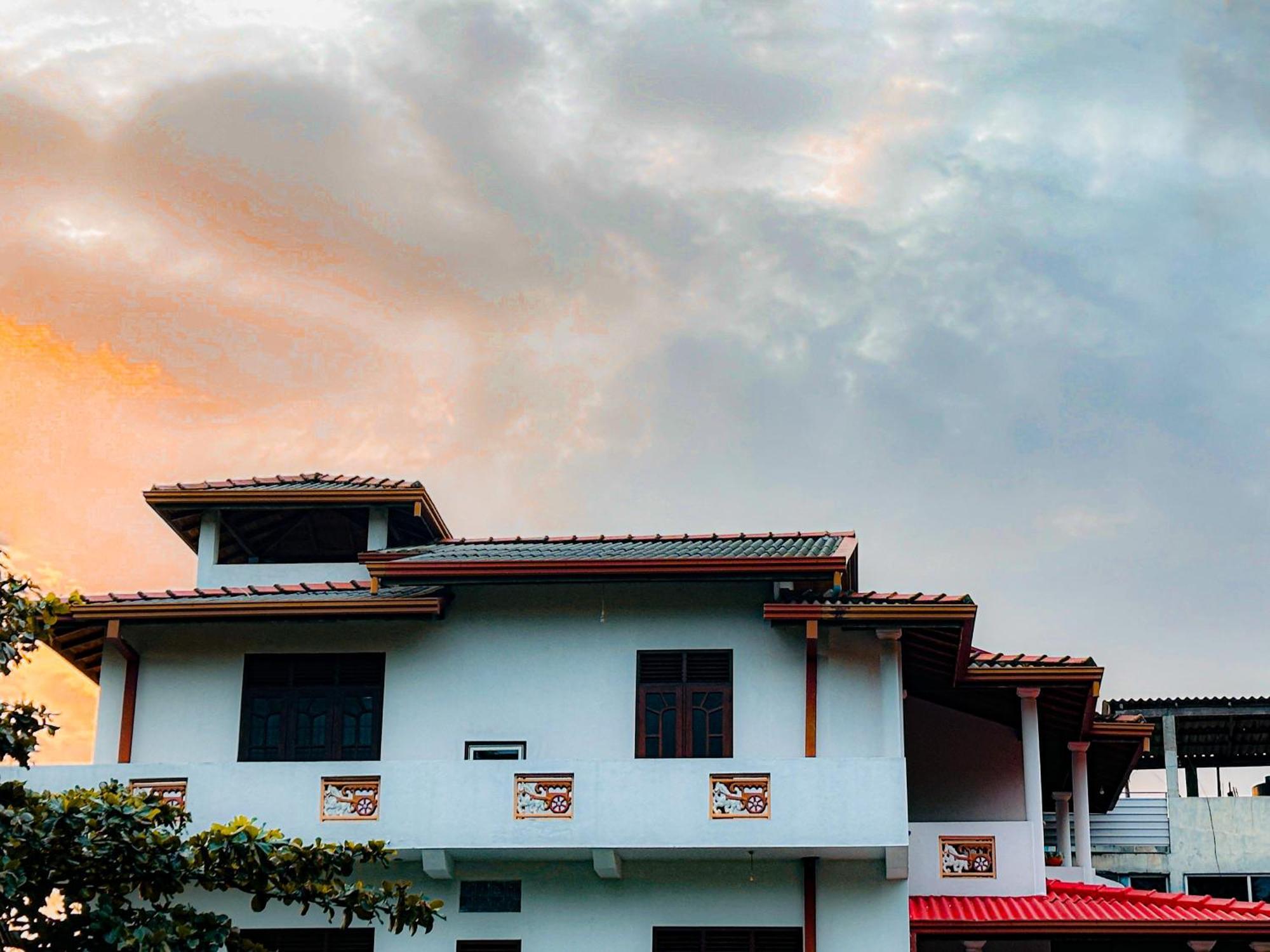 Golden Town Hotel Тангалла Экстерьер фото