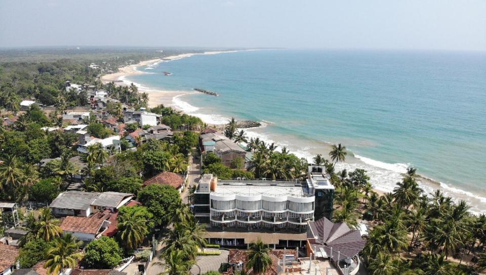 Golden Town Hotel Тангалла Экстерьер фото